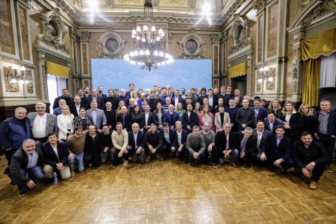 Kicillof: “Cumplimos nuestros compromisos porque asumimos la tarea de acompañar y proteger al pueblo de la provincia” El Gobernador encabezó la firma de un nuevo desembolso del Fondo de Fortalecimiento Fiscal Municipal.