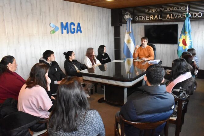 Gral. Alvarado: Ianantuony,   recibió, en la Sala de Audiencias del Palacio Comunal, a estudiantes de 6º año A de la Escuela de Educación Secundaria Agraria Nº2