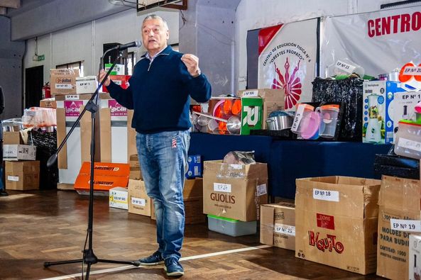 EL INTENDENTE GELENÉ PRESENTE EN LA ENTREGA DE EQUIPAMIENTO A ESTABLECIMIENTOS EDUCATIVOS