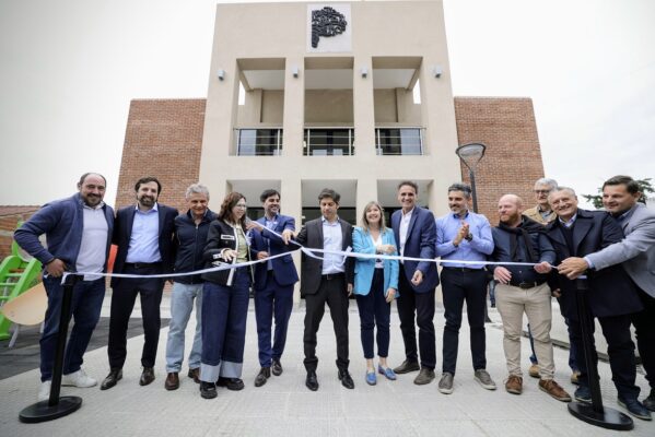 Kicillof en Castelli entregó viviendas e inauguró obras de infraestructura en materia de educación y salud