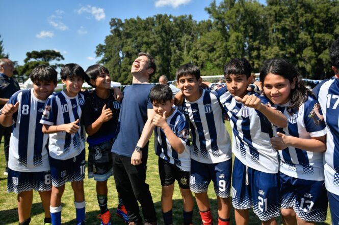 Kicillof firmó un convenio con Cáritas para la realización de la Copa Mugica